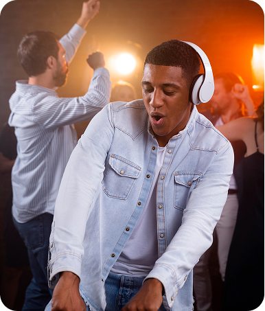 Homme dansant lors d'une fête